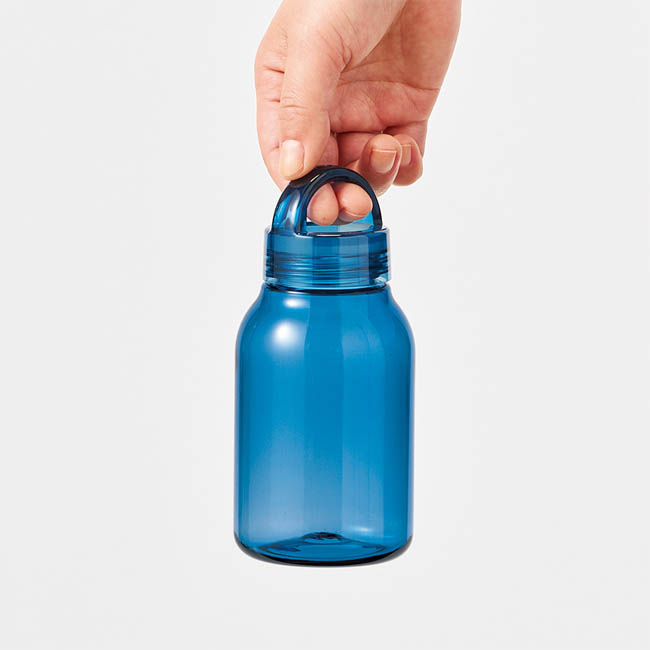 Handitクリアボトル350ml(SNS-0300987) 持ち手を指でつまんで持ち上げる様子