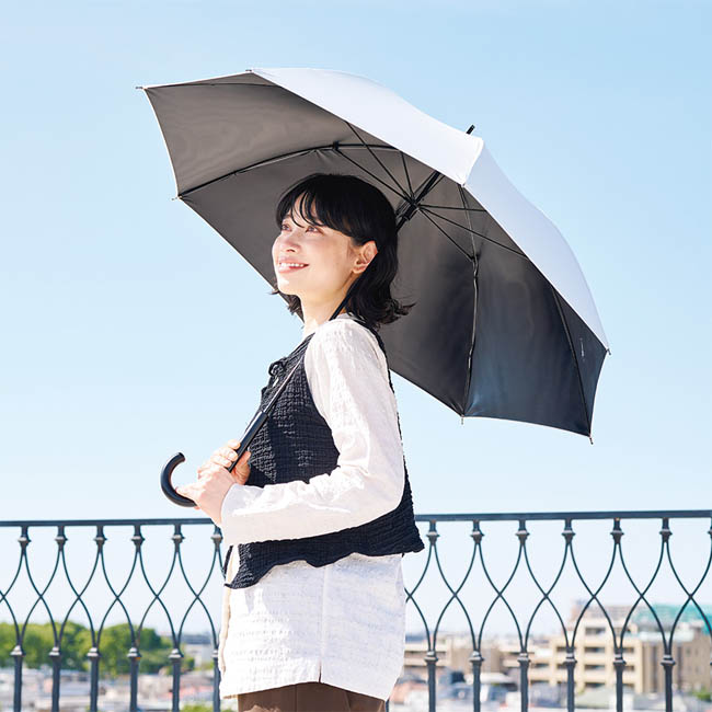 遮光長傘(SNS-0300990) 屋上テラスで傘をさす女性