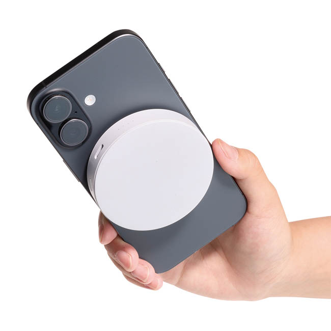 マグネット対応ワイヤレスモバイルチャージャー2500(準固体使用)(SNS-0300991) 白い本体をスマホ背面に装着した様子