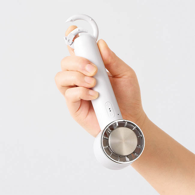 冷却プレートカラビナUSBハンディファン(リン酸鉄使用)ホワイト(SNS-0300993) フックを立てて手で握る様子