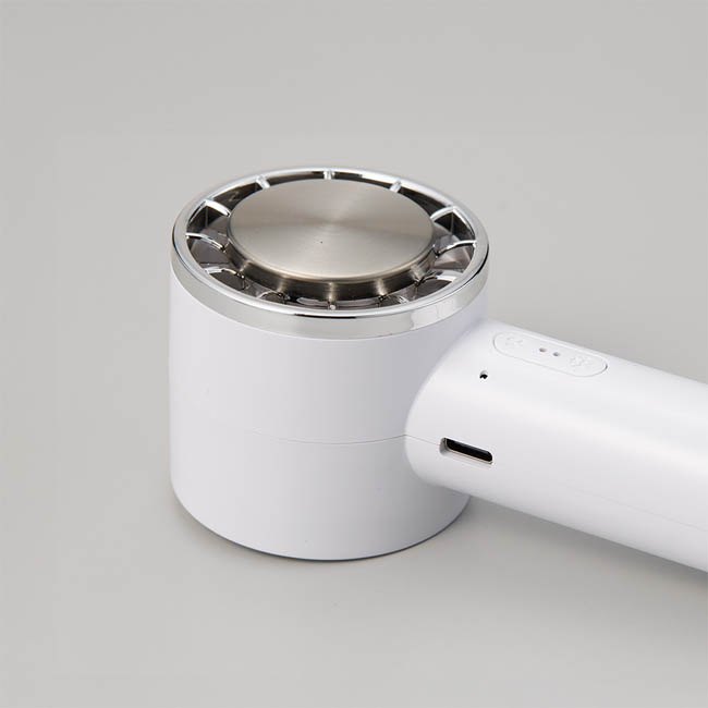 冷却プレートカラビナUSBハンディファン(リン酸鉄使用)ホワイト(SNS-0300993) ヘッド部分と充電端子の拡大