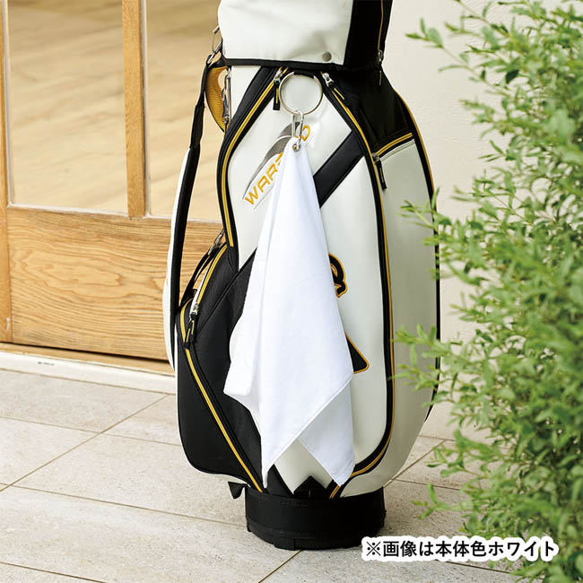 プリントしやすいコットンシャーリングカラビナ付フェイスタオル(SNS-0300996) 玄関先でゴルフバッグに装着