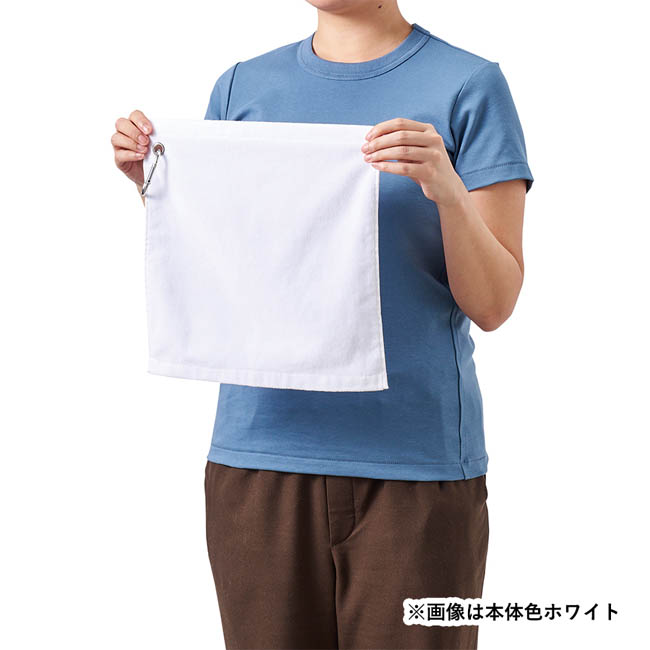 プリントしやすいコットンシャーリングカラビナ付ハンドタオル(SNS-0300997) 手に持ってサイズ感を伝える