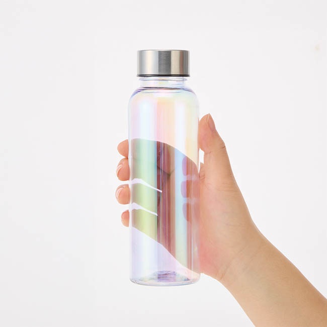 オーロラクリアボトル360ml クリア(SNS-0301000) オーロラカラーのボトルを手に持つ