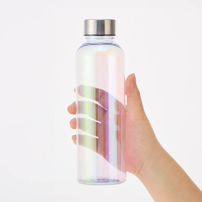 オーロラクリアボトル570ｍｌ　クリア（SNS-0301001）　透明感のあるボトルを手に持つ