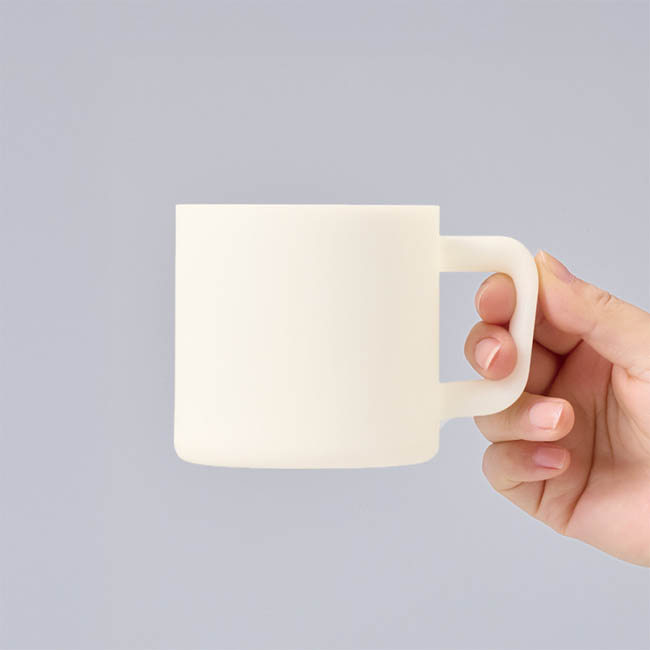 サーモマグ380ml(セラミックコーティング)(SNS-0301016) マグを指でつまむように持つ