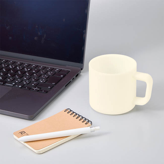 サーモマグ380ml(セラミックコーティング)(SNS-0301016) デスクでノートPCと並べた様子
