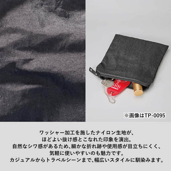 ワッシャーナイロンフラットポーチ(SS)(SNS-0301022) 平らなポーチを手に持つ様子