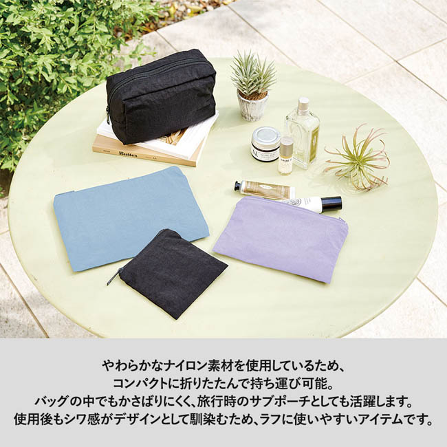 ワッシャーナイロンフラットポーチ(SS)(SNS-0301022) 文房具を詰めて持ち運ぶ様子