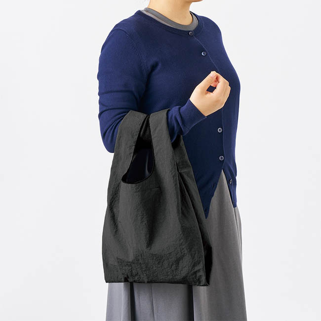 ワッシャーナイロンマルシェバッグ(M)(SNS-0301024) バッグを腕に提げて歩く様子