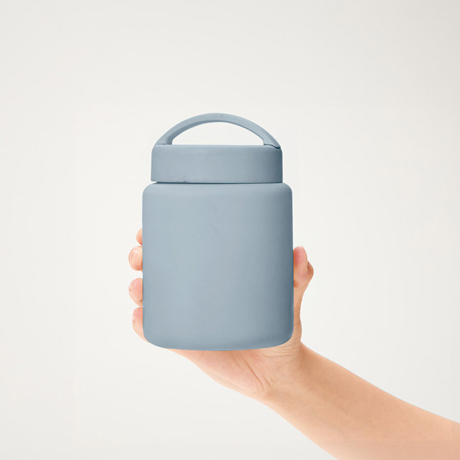 Handitサーモフードポット420ml(SNS-0301031) 手に持ってサイズ感を見せる様子