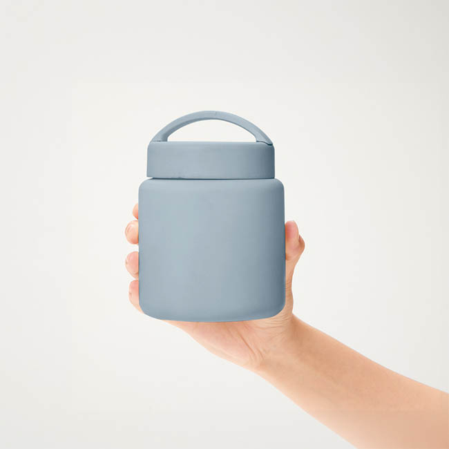 Handitサーモスープポット320ml(SNS-0301035) 青みがかったジャーを手に持つ様子