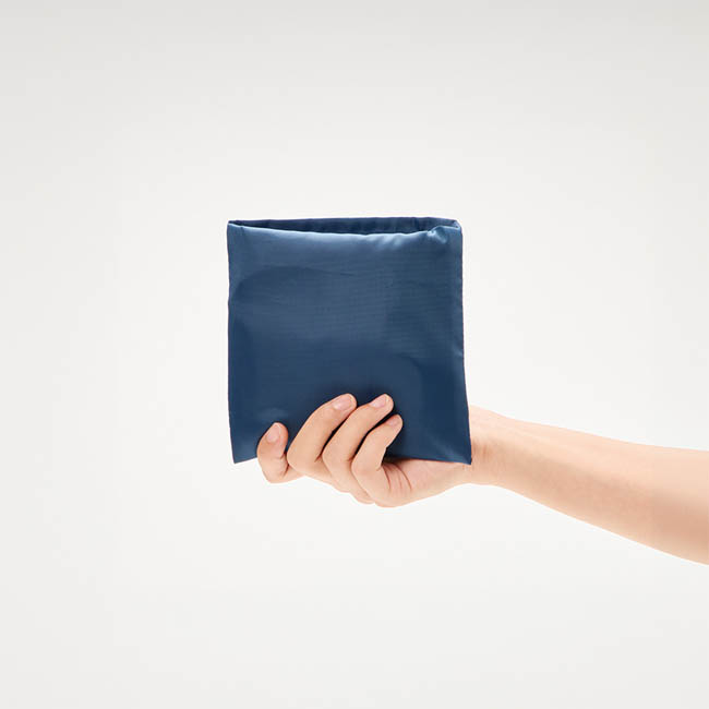 OBPポケッタブルマルシェトート(M)(SNS-0301038) ネイビーバッグをコンパクトに折り畳む