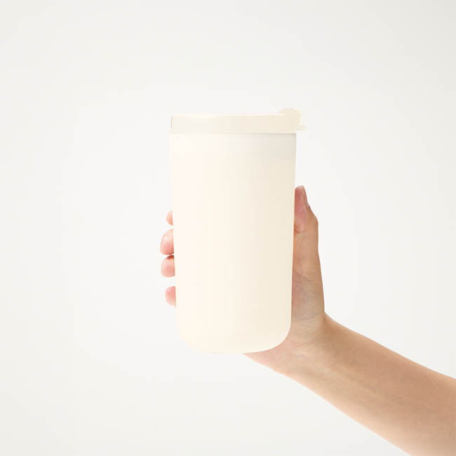 リッド付サーモタンブラー480ml(セラミックコーティング)(SNS-0301039) アイボリー色を手に持つ様子
