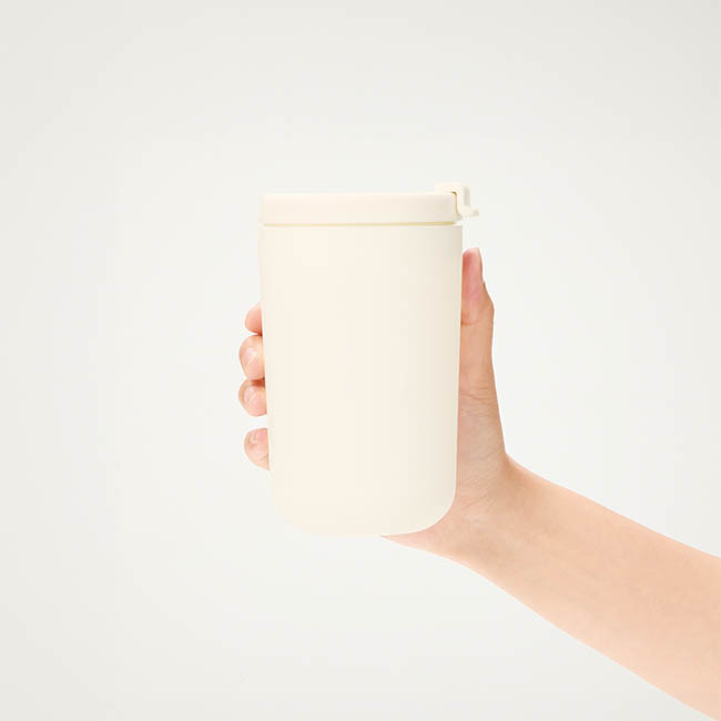 リッド付サーモタンブラー380ml(セラミックコーティング)(SNS-0301040) アイボリー色を手に持つ様子