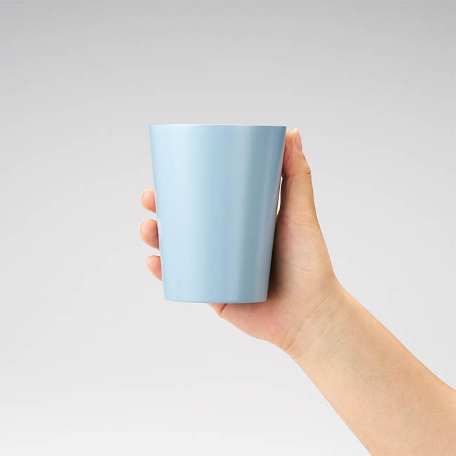 全面印刷できるステンレスサーモタンブラー370ml(SNS-0301041) 水色カップを手に持つ様子