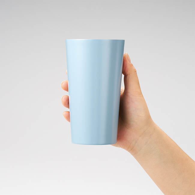 全面印刷できるステンレスサーモタンブラー460ml(SNS-0301042) 水色カップを手に持つ様子