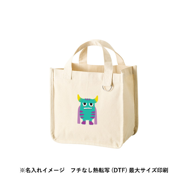 キャンバスホリデートート(S) Dカン付(SNS-0301043) 水色カップを手に持つ様子