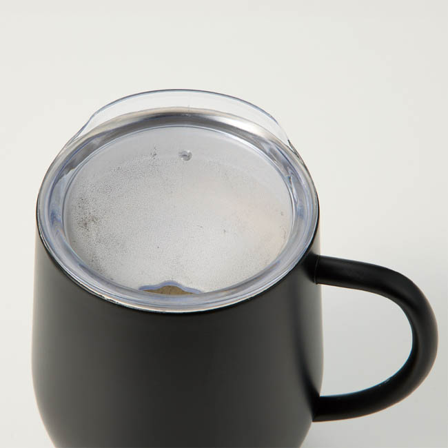 フタ付ラウンドボトムサーモステンレスマグ330ml(SNS-0301044) 水色カップを手に持つ様子