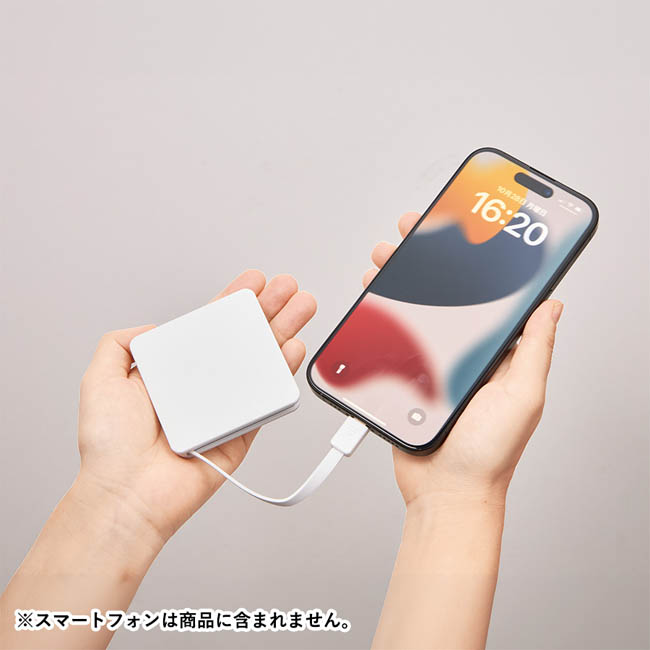 全面印刷できるコードインモバイルチャージャー2000(準固体使用)(SNS-0301046) スマートフォンに充電している様子