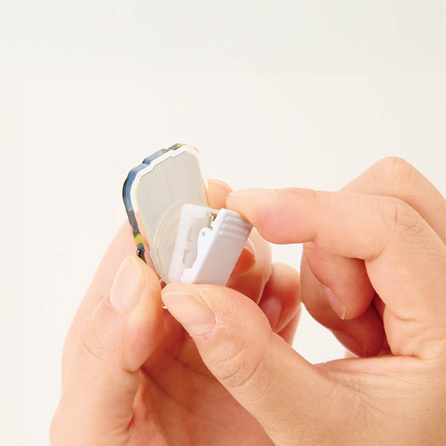 【プリント専用商品】３６０度回転アクリルクリップ　クリア（SNS-0301058）　背面クリップの開閉パーツ部分