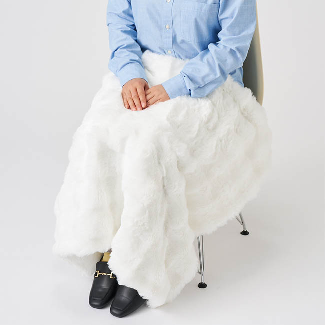 ふわとろブランケット(巾着付)(SNS-0301073) 椅子で脚にかけて使用する様子