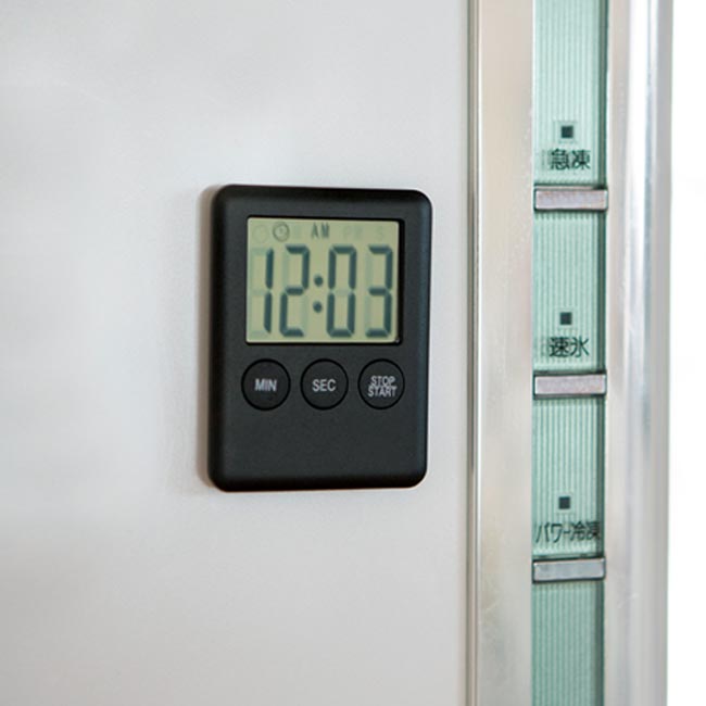 キッチンタイマー 時計付(tTS-1078)冷蔵庫貼り付けイメージ