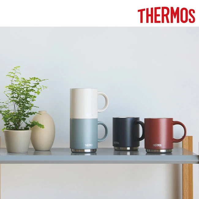サーモス(THERMOS)真空断熱マグカップ 450ml/JDS(JDS-452) インテリアに置いた商品カラー展開の使用イメージ