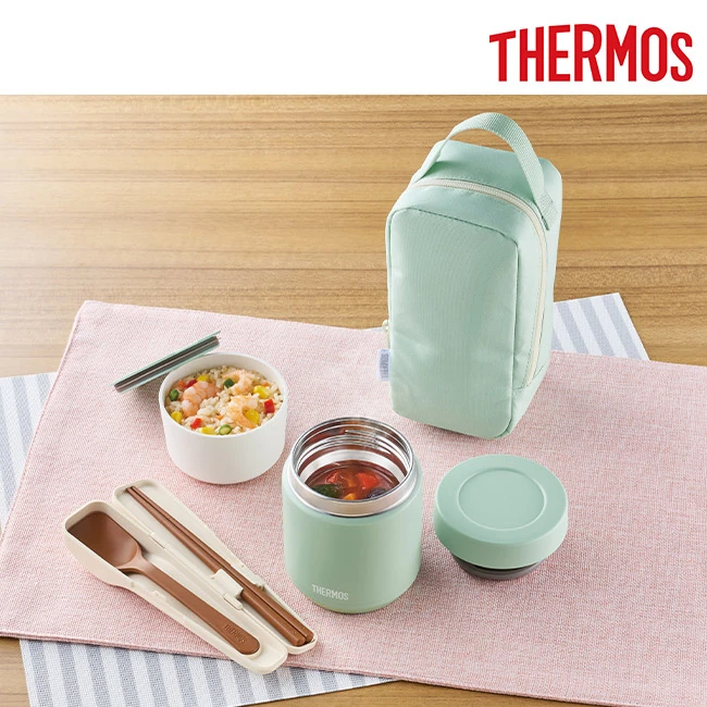 サーモス(THERMOS)真空断熱スープランチセット 550ml/JEE（JEE-551）　スープジャーと弁当、カトラリーを並べた使用シーン