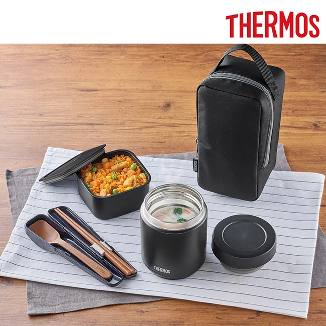 サーモス(THERMOS)真空断熱スープランチセット 800ml/JEE（JEE-801）　スープジャーと弁当、カトラリーを並べた使用シーン