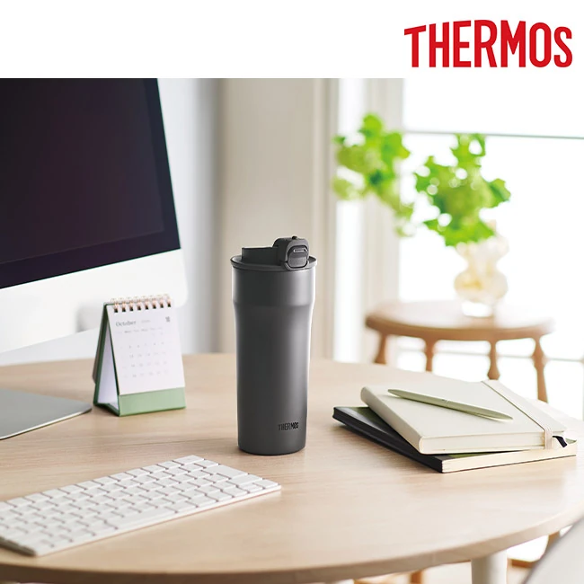 サーモス(THERMOS)真空断熱ケータイタンブラー 420ml/JPI(JPI-420) デスクに置いた使用イメージ