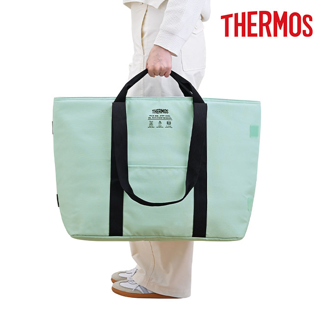 サーモス(THERMOS)保冷ビッグトートバッグ/RFP（RFQ-036）ミントグリーン（手持ちイメージ）