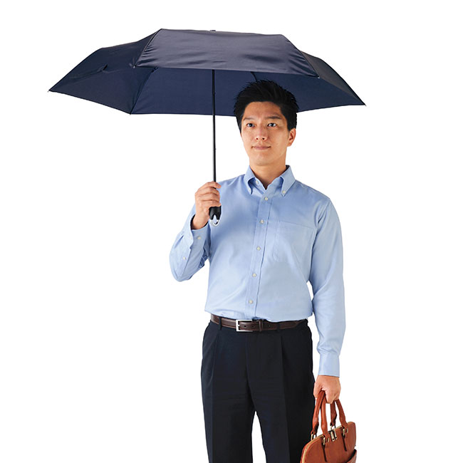 かばんにかけられる折りたたみ傘（SNS-0700299）使用時イメージ