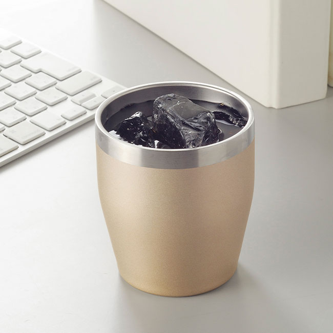 真空ステンレスカラータンブラー３５０ｍｌ（SNS-0700511）シャンパンゴールドデスクで使用イメージ