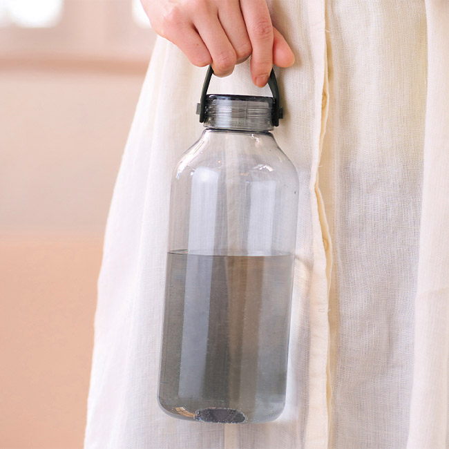 ハンドル付き　ドリンクボトル1100ml（SNS-0701040）持ち運びイメージ
