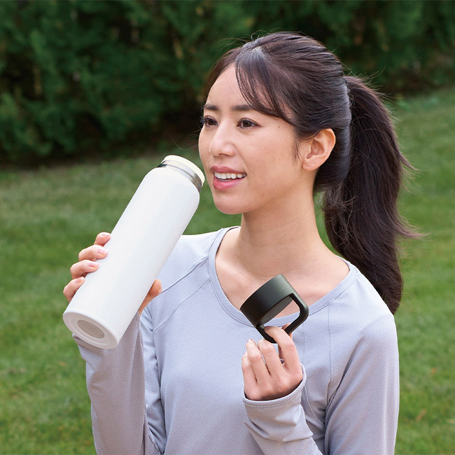 ハンドル付きスタイリッシュボトル７５０ｍｌ（SNS-0701042）使用イメージ