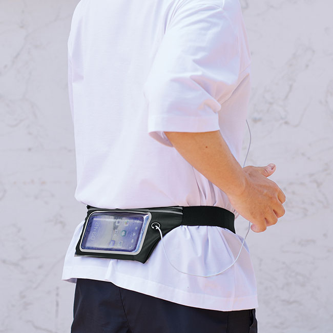 スマホtouchウエストポーチ（SNS-0701095）使用イメージ（男性）