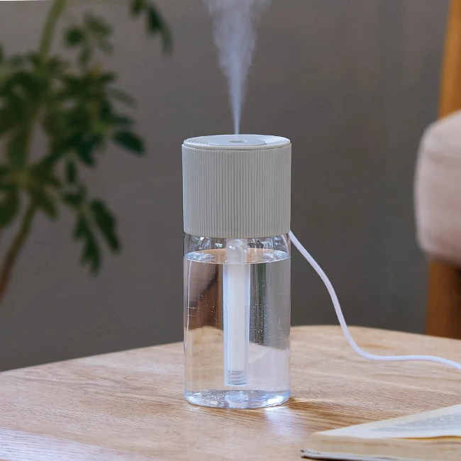 PureMoist クリア加湿器260ml(SNS-0701130)使用イメージ(リビング)