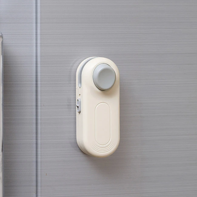 ピタッと密封 ヒートシーラー(SNS-0701146)冷蔵庫に貼った状態