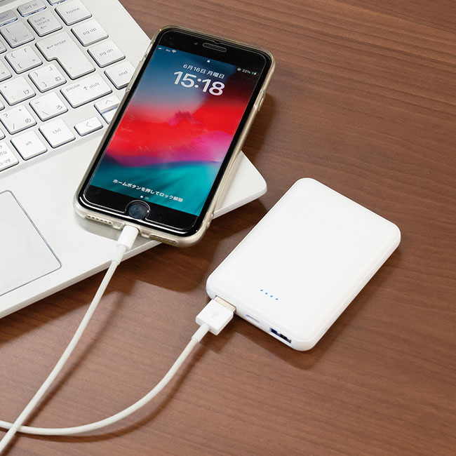 ポケットバッテリー5000（SNS-0400117）充電使用イメージ