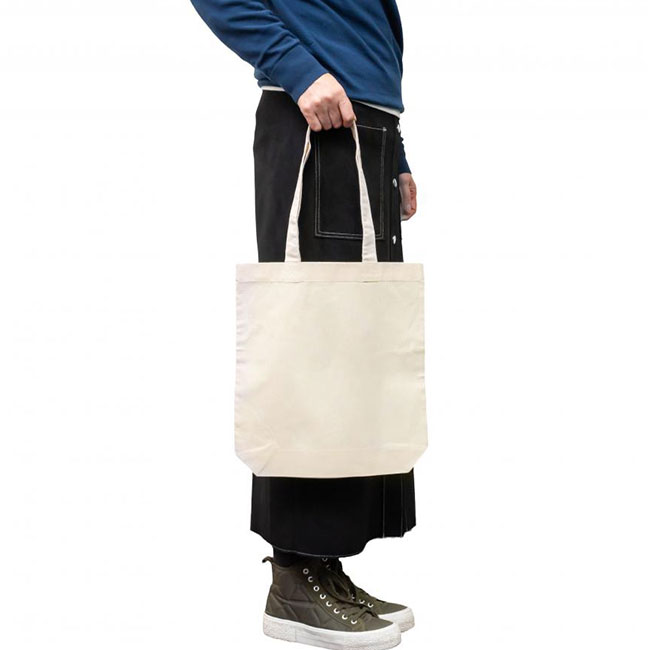 リサイクルコットン トートバッグM（SNS-0400138）使用イメージ（手提げ）