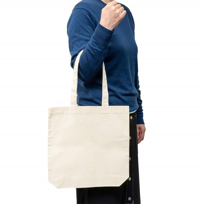リサイクルコットン トートバッグM（SNS-0400138）使用イメージ（腕に通した状態）