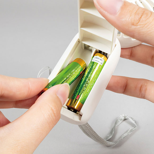 乾電池式ハンディファン（SNS-0400146）乾電池式