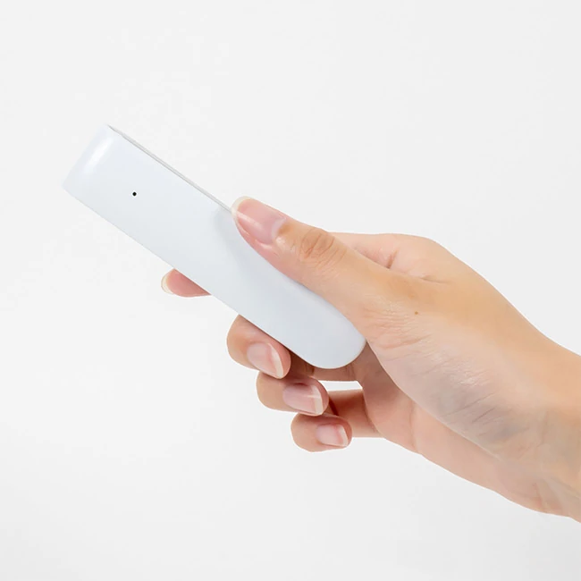 PREMO ポケットバッテリー2000(リン酸鉄)(SNS-0400155) 使用イメージ(手に持つ)