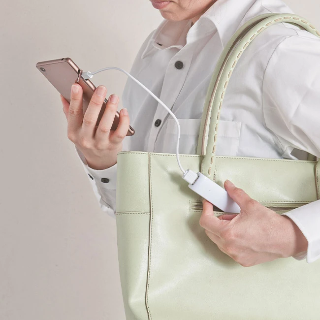 PREMO ポケットバッテリー2000(リン酸鉄)(SNS-0400155) 使用イメージ(スマホを充電)