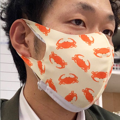 日本製 抗菌・抗ウイルス生地マスク（SNS-OR-005）蟹イラストデザインイメージ
