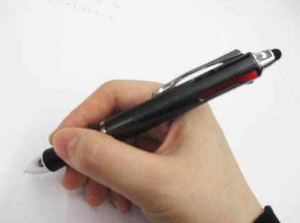 タッチペン付3色プラスワンボールペン（V010342）使用イメージ