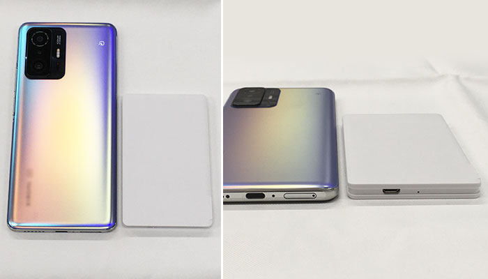 フラットモバイルチャージャー（SNS-0600483）Androidスマホとのサイズ比較