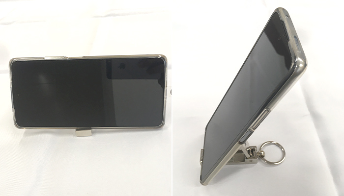 スマホスタンドになるバッグハンガー（m30592-075）ブランケットを広げる