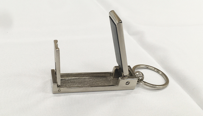 スマホスタンドになるバッグハンガー（m30592-075）ブランケットのサイズ